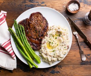 Strip with Mashed Potatoes and Asparagus